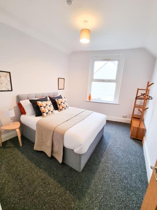 Stunning Flat Close To Beach Swansea Exterior photo