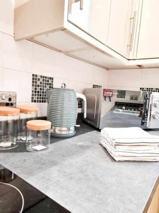 Stunning Flat Close To Beach Swansea Exterior photo